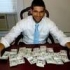 Άντρας επέστρεψε $98.000 που βρήκε σε γραφείο που αγόρασε online